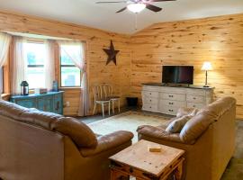 Emory Escape with Pond Access Less Than 13 Mi to Lake!，位于Emory的酒店