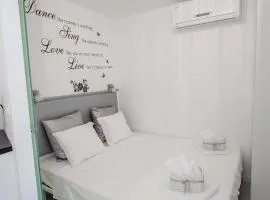 Luxury Studio Apartment White Sensation