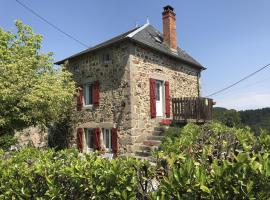 Maison familiale avec jardin clos, cheminée, animaux acceptés et internet à Ferrières-sur-Sichon - FR-1-489-552，位于Ferrières-sur-Sichon的酒店