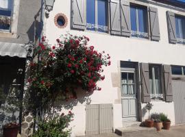 Maison authentique avec jardin clos, verrière et vélos à Charroux - FR-1-489-538，位于Charroux-dʼAllier的酒店