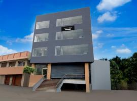 Townhouse Cherlapally Bus Terminal Formerly Hotel Chakripuram，位于Maula Ali的酒店