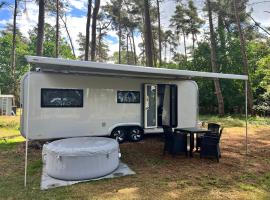 Ferienh&auml;user Insel Usedom - Luxuswohnwagen 4 mit Whirlpool direkt am Achterwasser，位于L&uuml;tow的豪华帐篷营地