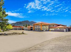 戈尔登戴斯酒店，位于戈尔登的带泳池的酒店