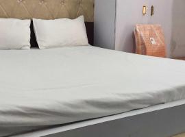 Hotel O Home Crystal Cottage Home Stay，位于Ayodhya的酒店