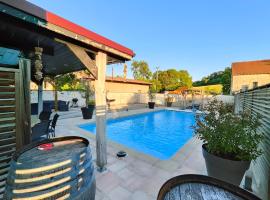 Au Vendangeoir Gîte de groupe piscine，位于Couvignon的酒店