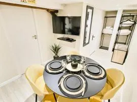 Studio cosy refait à neuf - proche aéroport et tram