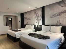 LION 17 Hotel，位于芹苴的带停车场的酒店