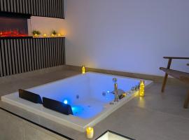 Suite con jacuzzi y chimenea en Torredonjimeno - La suite de Don Ximeno，位于Torredonjimeno的酒店