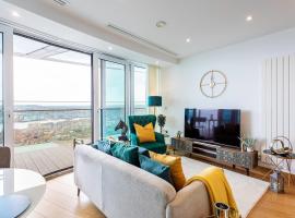 Ultra Lux Thames View Huge balcony condo with lift，位于伦敦的酒店