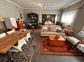 Pied Cow Cottage，位于希尔顿的带停车场的酒店