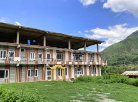 Laxmi Sadan - A RiverSide Homestay，位于Kumhārsain的酒店