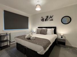 4 Bed House - Free Parking - 8 min LGW Airport，位于克劳利的酒店