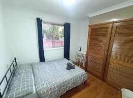 Queen Room in Spacious House - Close to Shops and Station - NC6