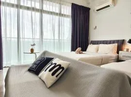 Palazio Mount Austin studio with Balcony 4 plus 1pax with TV box 5mins AEON 3a06