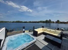 Lakeside Lodge - Jet Ski Lake