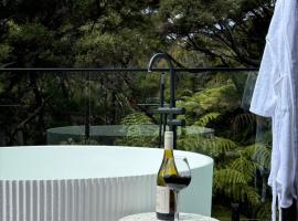 Wahapu Lodge - Luxury sea views，位于拉塞尔的酒店