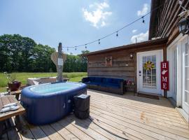 Smiths In-law suite! Pet friendly! Hot Tub!，位于Valley Head的酒店