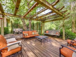 Waterfront Home with Playground Near DeGray and Caddo!，位于阿卡德尔菲亚的酒店