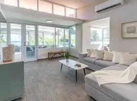 AQUA Terrazas Apt 6 - Beachfront Gem with Ocean Views & Pool