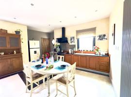 Roanne Modern House with Jacuzzi in Tuscany，位于蒙特瓦尔基的酒店