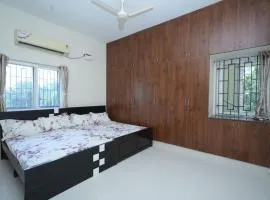 Beautiful and Luxurious 3bhk in Tirupati with Fully Functional Kitchen, free parking close to railway station for upto 25 guests