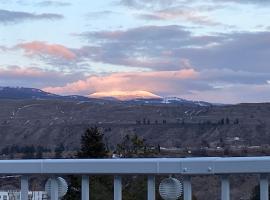 Mountain View Villa with Saltwater Pool，位于奥利弗的带泳池的酒店