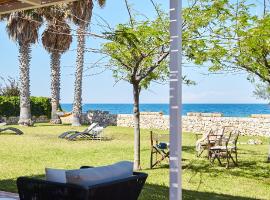 VILLA BY THE SEA - Accesso Privato al Mare，位于滨海波利尼亚诺的酒店