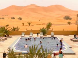 Hotel Camping Les Roses Des Dunes & Piscine，位于梅尔祖卡的酒店