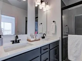 Downtown 1 mi Sleeps 6 wRooftop 3BR 4BED New built Modern Stylish Luxury