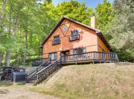 Buckhorn in Iron River with Sauna Fish and Hike!，位于Iron River的酒店