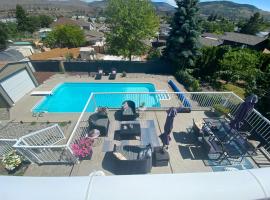 Mountain View Villa with Saltwater Pool，位于奥利弗的酒店