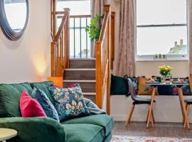 Unique Rooftop Retreat - City View - Sleeps 4