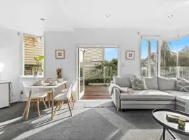 Charming 2BR Hideaway Near City & Peaceful Bay