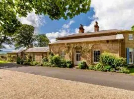 Spacious 3-Bed Manor & Jacuzzi & BBQ Cabin