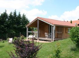 Chalet familial avec piscine et animaux, 5 pers., terrasse couverte, proche de Montluçon et Gannat - FR-1-489-314，位于Échassières的酒店