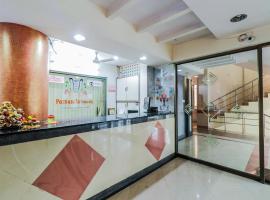 Super Hotel O Parnasala Princely，位于拉加蒙德里的酒店