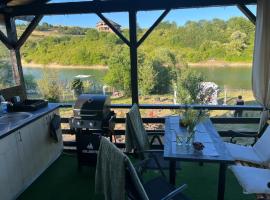 Cozy Lake House，位于辛西斯的酒店