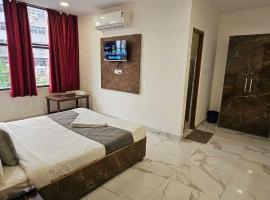 Hotel O Dream Town，位于Sūrajpur的酒店