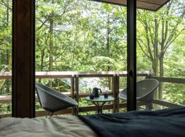 blue in green 飯田高原 cottage and cafe，位于饭田市的酒店