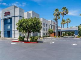 莱思罗普汉普顿套房酒店，位于莱思罗普Stockton Metropolitan Airport - SCK附近的酒店