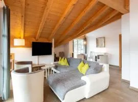 Luxury penthouse with Balcony Ski Storage Carport Lift