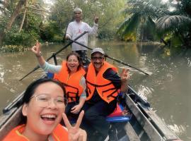 Dorm bed in center with balcony, rooftop and floating market tour by ADORA，位于芹苴的酒店