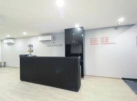 Townhouse Noida Sector 71 Near ISKCON Temple Noida，位于Indirapuram的酒店