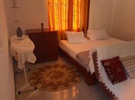 Cozy studio at beaubassin opposite intermart，位于Beau Bassin的带停车场的酒店