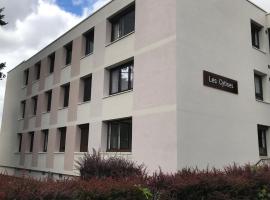Loue Chambres vert bâtiment les cytises 11 ou 13 rue de la motte Nevers 58000，位于讷韦尔的酒店
