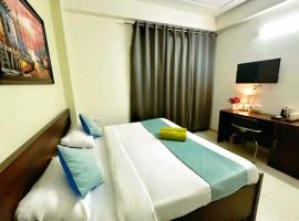 HOTEL O THE VIRAAT，位于Indirapuram的酒店