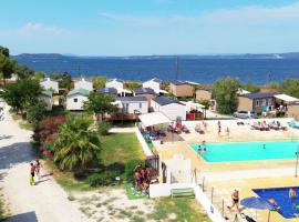 Camping Tikayan Félix de la Bastide，位于Saint-Mitre-les-Remparts的酒店