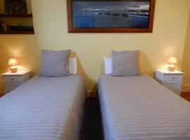 CAPRICES ENSOLEILLES 1 a 2 personnes 1 chambre 300 m plage avec vue petit dejeuner en option