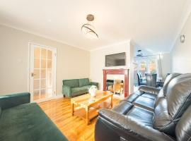 House - sleeps 7 private garden & parking，位于巴塞尔顿的酒店