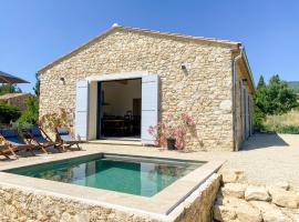 Radegonde - Maison de charme avec piscine，位于吕斯特勒的酒店